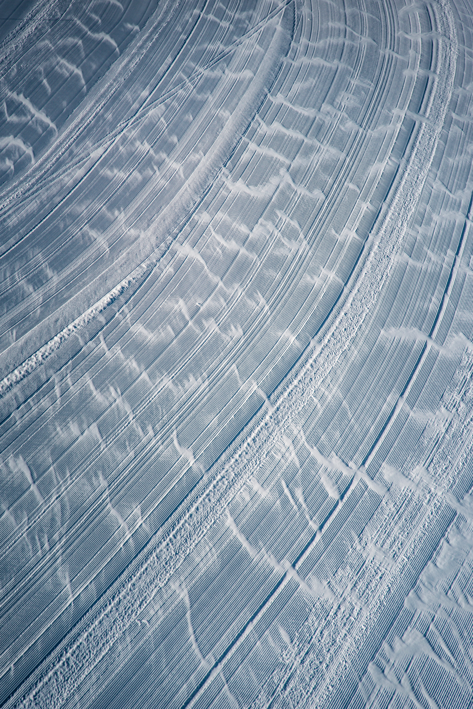 Piste ski montagne neige virage traces QEO